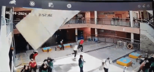 Video: Así fue el vendaval que causó emergencia en colegio de Bogotá