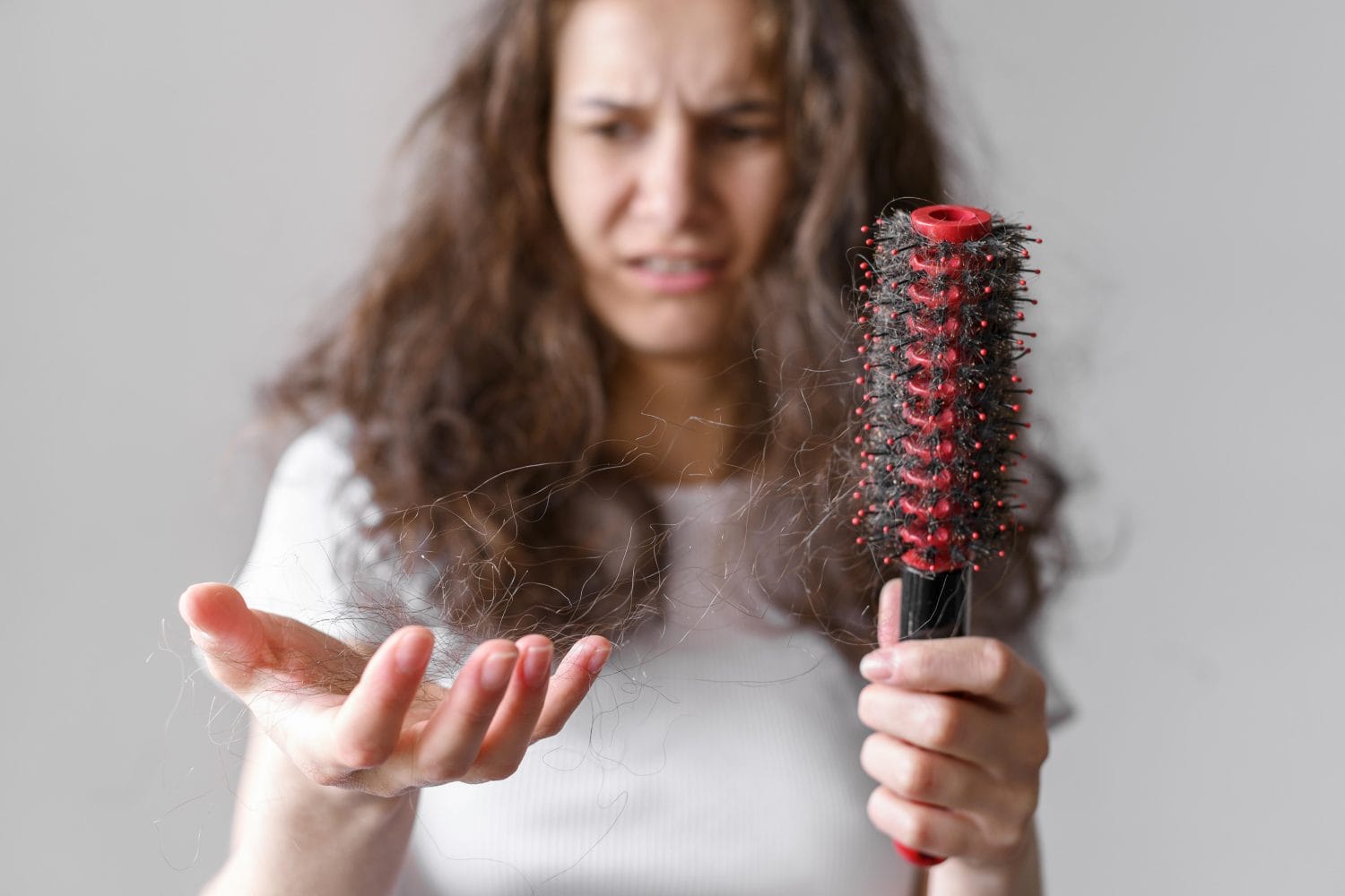 ¿Se te está cayendo el cabello? Esto es lo que debes comer para evitarlo