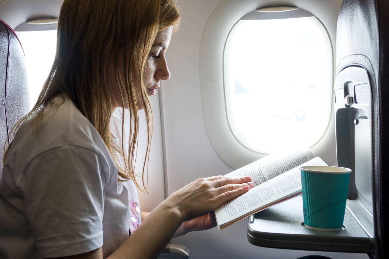 ¿Por qué es mejor evitar el café en un avión y cómo afecta tu experiencia de vuelo?