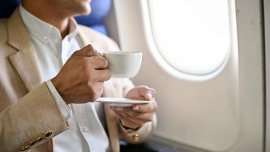 ¿Por qué es mejor evitar el café en un avión y cómo afecta tu experiencia de vuelo?