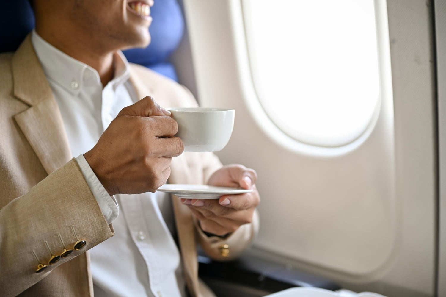 ¿Por qué es mejor evitar el café en un avión y cómo afecta tu experiencia de vuelo?