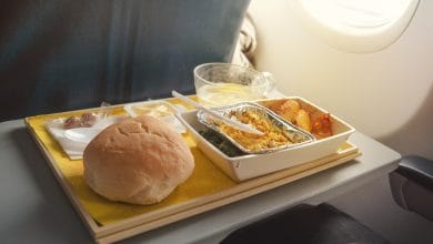 ¿Por qué la comida sabe diferente en los aviones?