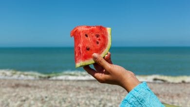 ¿Por qué debes evitar comer sandía antes de ir a la playa?