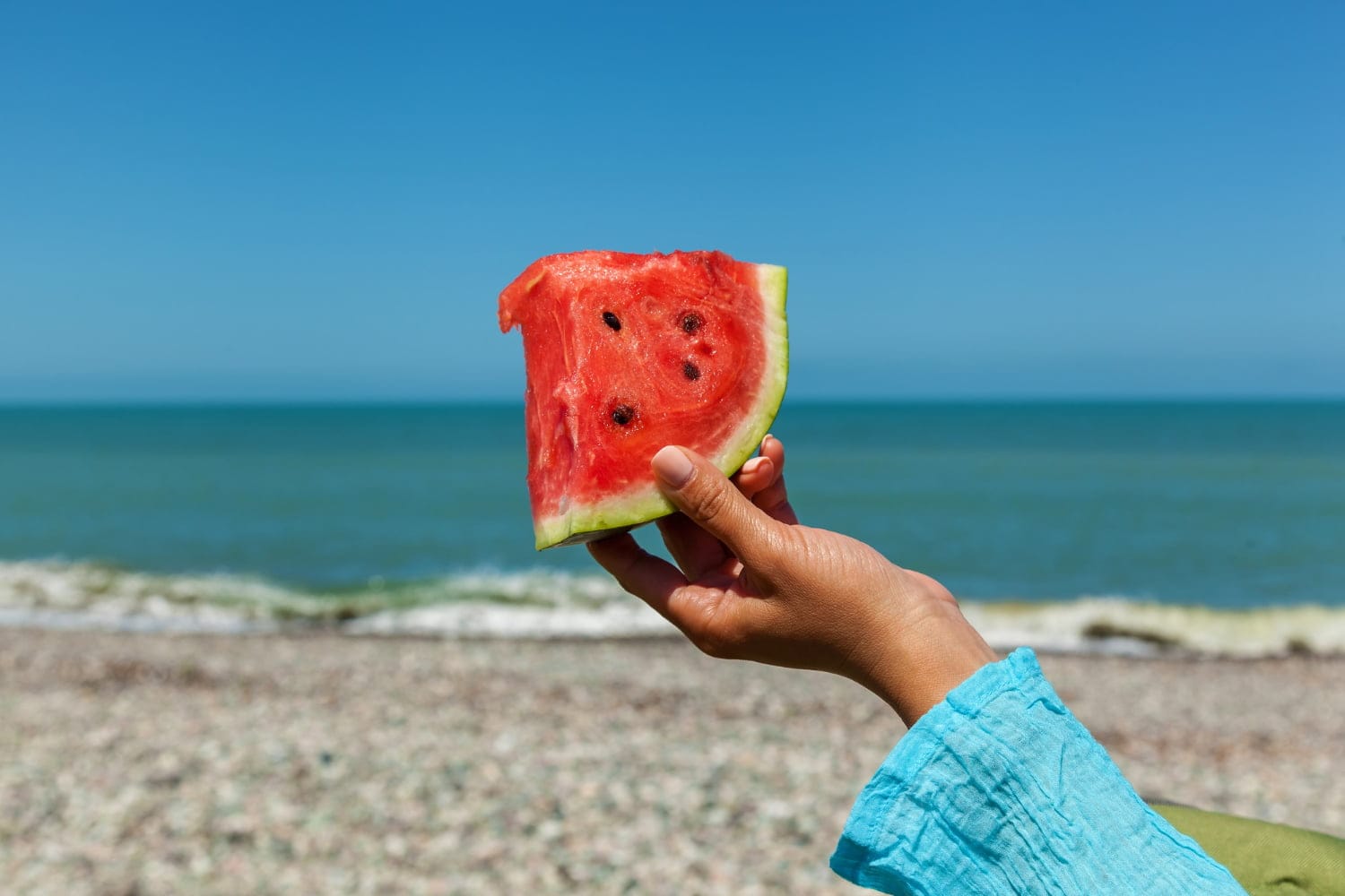 ¿Por qué debes evitar comer sandía antes de ir a la playa?