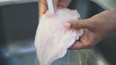 Por qué es peligroso lavar el pollo antes de cocinarlo y qué debes hacer en su lugar