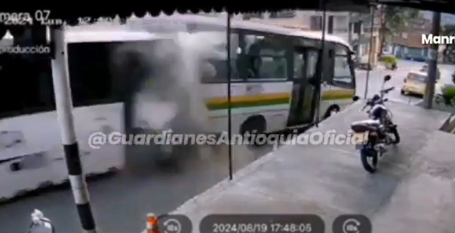 Video de tragedia en Medellín: Accidente de bus dejó 2 personas sin vida y 16 heridos