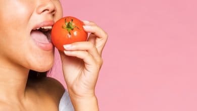 beneficios de comer tomate crudo