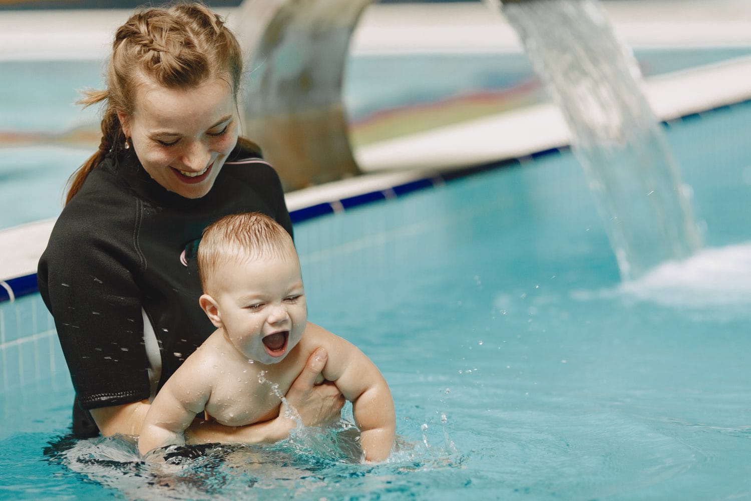 A partir de qué edad pueden los bebés empezar a nadar en la piscina