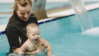 A partir de qué edad pueden los bebés empezar a nadar en la piscina