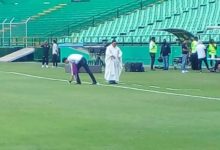 Un cura intentó sacar "la maldición" en el estadio del Deportivo Cali