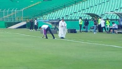 Un cura intentó sacar "la maldición" en el estadio del Deportivo Cali