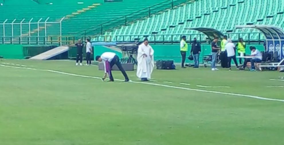 Un cura intentó sacar "la maldición" en el estadio del Deportivo Cali