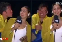 Durante la cobertura en vivo del partido entre la selección Colombia y Chile en Barranquilla, la periodista Juliana Correa, de Red+Noticias, vivió un incómodo momento cuando el presidente del Concejo de Duitama, Julián Andrés Gómez, intentó besarla sin su consentimiento. El incidente, que fue transmitido en directo, generó indignación en redes sociales, donde los usuarios criticaron el comportamiento del funcionario, destacando la falta de respeto hacia la profesional. Tras el incidente, Gómez se disculpó a través de WhatsApp, aunque su mensaje fue cuestionado, ya que afirmó que "robar un beso con respeto no es malo" y comparó su comportamiento con situaciones similares vistas en otros eventos deportivos. Sus palabras avivaron la polémica, con usuarios de redes sociales exigiendo su renuncia y denunciando la actitud inapropiada de un servidor público. Desde Red+Noticias, condenaron el hecho, y el director del canal, Giovanni Celis, solicitó mayor control sobre las personas que rodeaban a la periodista durante las transmisiones. Este caso ha reavivado el debate sobre el respeto hacia los periodistas, especialmente en eventos en vivo, y la necesidad de mantener límites claros y proteger a los profesionales de la comunicación en su trabajo.